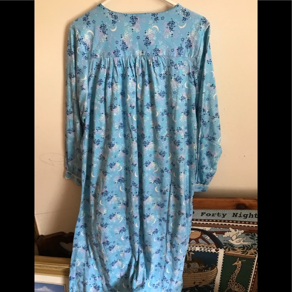 Beautiful lace bow long nightgown - Picture 4 of 5